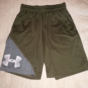Kids medium Under Armour shorts green